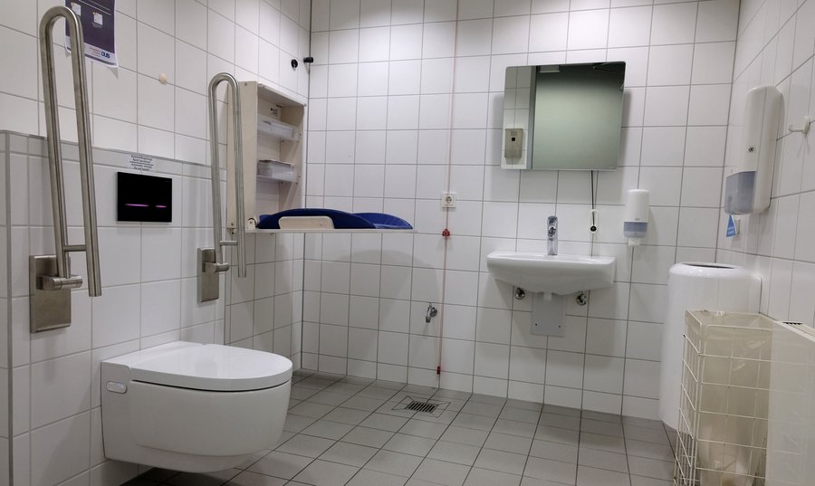 Barrierefreier Sanitärraum im Flughafen Düsseldorf mit dem Dusch-WC AquaClean Mear von Geberit