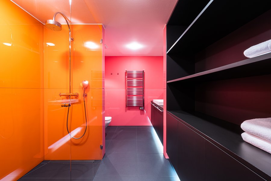 Badezimmer der Suite Pop Art im Designhotel Laurichhof
