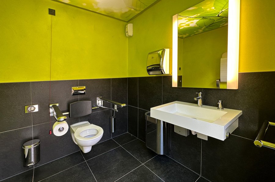 Behindertengerechtes WC der Toilettenallage WC der Sinne im Sauerlandpark Hemer